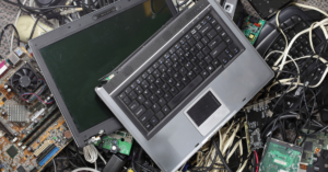 Impacto del fast tech en el medio ambiente y la tecnología, comparado con laptops reacondicionadas como alternativa sostenible de Nevanor.
