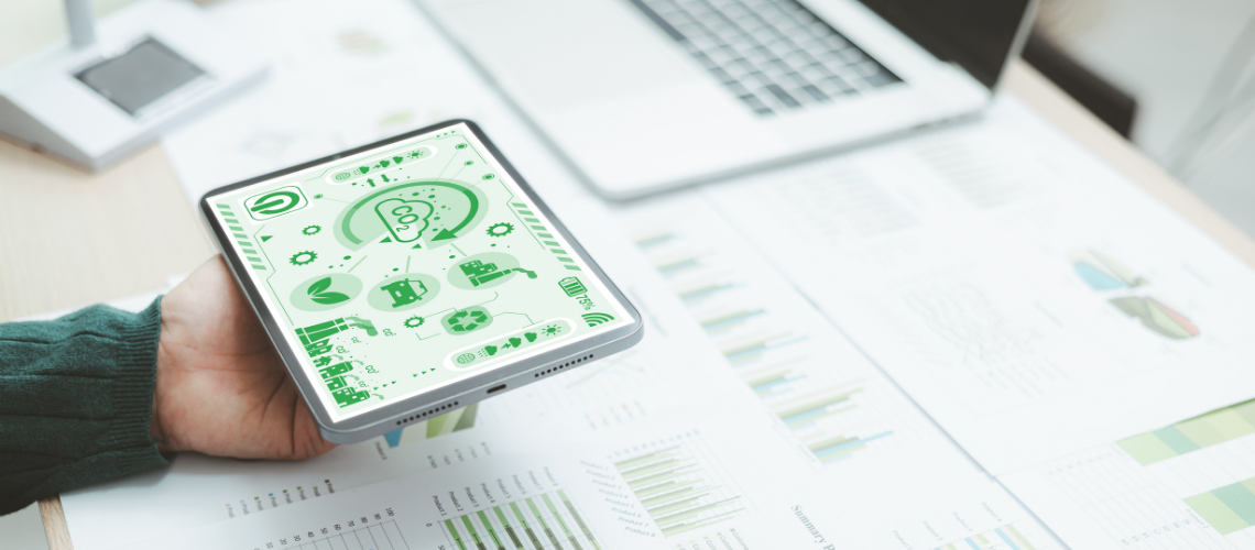 Ciclo de economía circular en computadores corporativos que muestra el reacondicionamiento técnico de laptops empresariales para reducir la huella de carbono y mitigar residuos electrónicos.